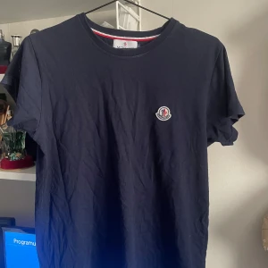 Moncler tröja - Tröja ifrån moncler, storlek S och är i mycket bra skick, priset är 499 men det kan diskuteras!