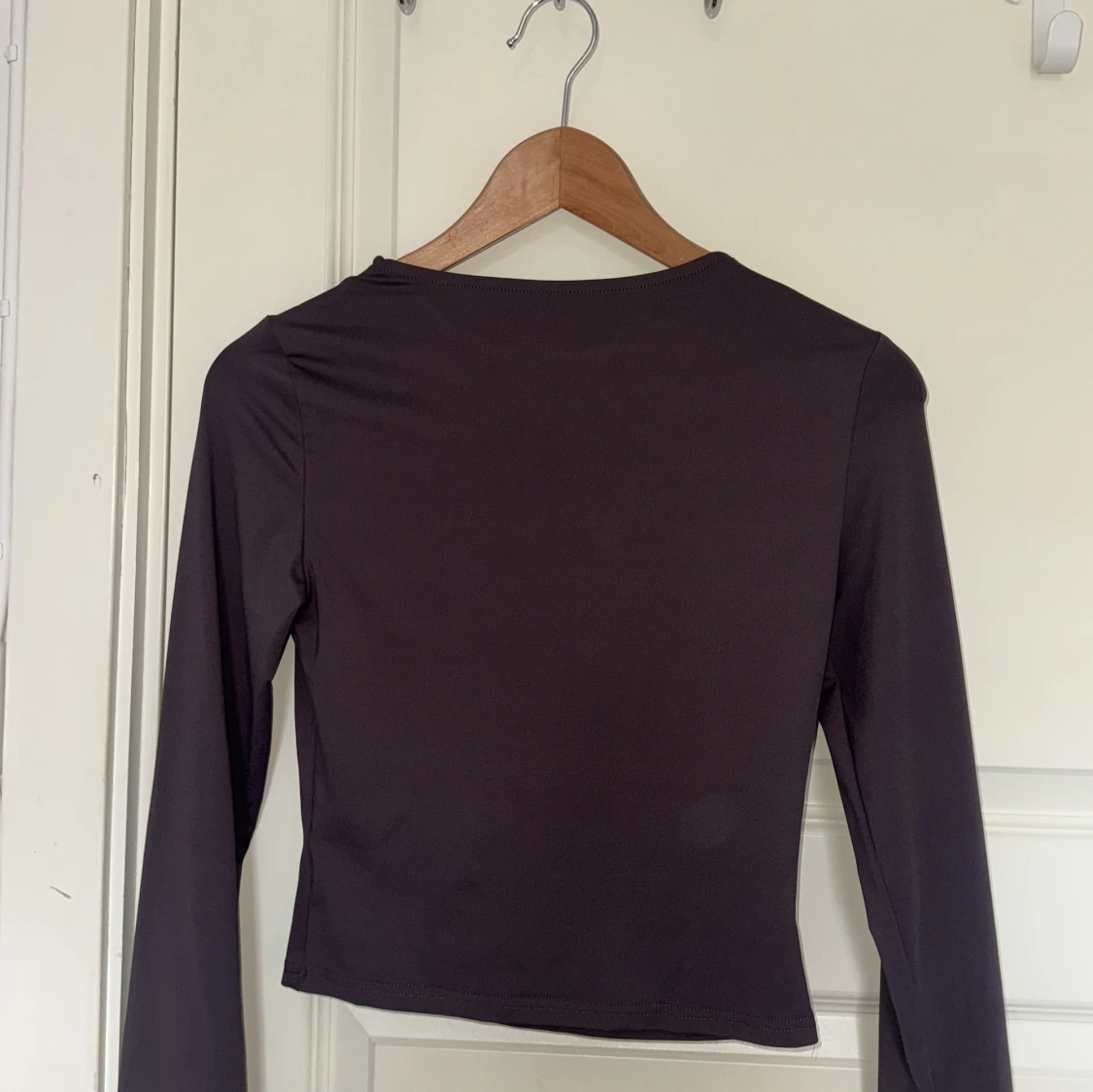 Mörklila långärmad croppad topp - 1