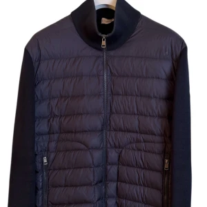 Moncler cardigan  - Moncler tricot cardigan. Stolek XXL marinblå. Vi har fler storlekar av denna modell på hemsidan. Pris 3990kr, finns att köpa på våran hemsida, Fashionels.com ! Produkten är som ny och inga tecken på användning. 