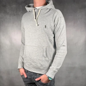 Ralph Lauren Hoodie - - Ralph Lauren Hoodie — Storlek S — 9/10 - Bra skick utan skavanker — Inkluderat - Hoodie — Retail + — Modellen är 180cm, 65kg 