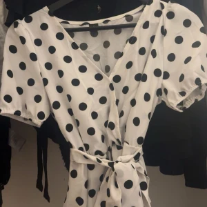 Prickig omlott blus - En super fin prickig omlott blus. Aldrig använd! Storlek S