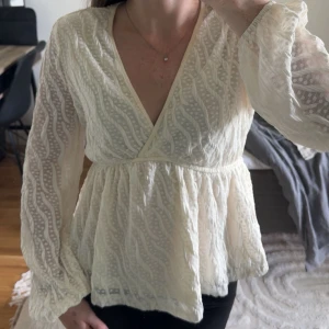 Fin blus - En super fin blus med lite mönster. Beige/vit i färgen