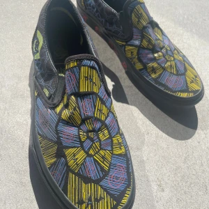 Vans limited edition  - Unika Vans från night before cristmas colab. Knappt använda och box osv med kommer. Köpa för 1300 men kan såklart gå ner i pris de bara o skriva 