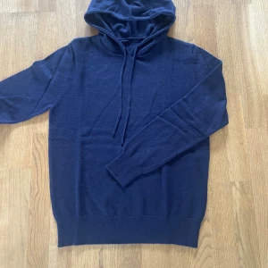 Kashmir Hoodie - Sjukt snygg kashmir hoodie i XS🌟 använd max 2-3 gånger! Inga defekter! Hör av dig vid intresse eller minsta fundering🙏