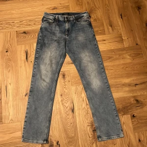 Replay jeans - Ett par blåa Replay jeans med sjukt snygg och fräsch tvätt. De är straight fit och riktigt nice passform. De passar ca 172- 180. Jeansen är i mycket bra skick. Nypris är ca 1200 mitt pris: 450.