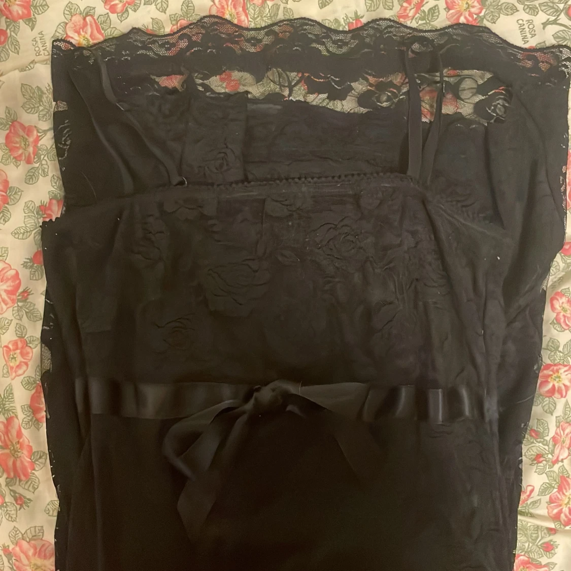 Svart spetsklänning med rosett - 1