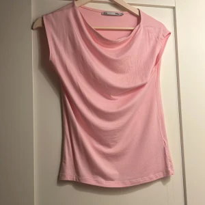 Ljusrosa topp från 151 XS - Säljer en ljusrosa topp från lager 157 i storlek XS. Använd endast en gång