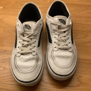 Ovanliga vita och stilrena Vans skor storlek 39 - En ovanlig vans modell köpta på JD sports som jag aldrig sätt tidigare. Skorna kan användas lite vartsomhelst och de vita matchar till lite vadsomhelst. Storleken är liten och kommer nog köpas av en yngre person som fortfarande växer. Därför säljer jag dem för ett riktigt lågt pris då man kanske växer ur dem.
