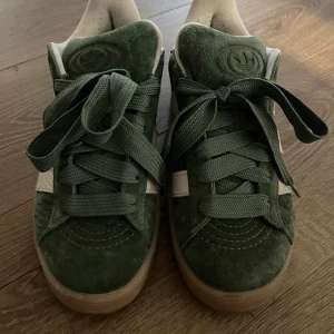 Campus - Jättefina mörkgröna campus i strl 40 2/3, knappt använda