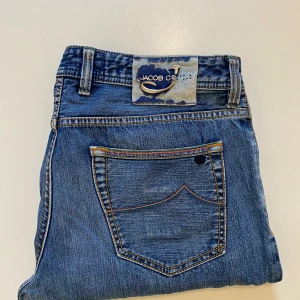 Jacob cohen limited edition 622 - Blåa Jacob Cohen jeans limited edition 199/271 //  Style 622 //  Mycket bra skick endast några bokstäver som saknas på baksidan som syns på bilderna //  Storlek 36 Mått  Längd 106cm Midjebredd 45cm Innerben längd 80cm Benöppning 19cm Skriv vid minsta fråga eller fundering💯🤝