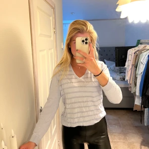 Ljusblå tröja Stockholm LM - Långärmad tröja från Stockholm LM i superfin ljusblå färg. Mycket fint skick!