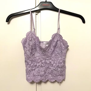 Lila spetsig croppad linnetopp - Säljer en spetsig lila croppad linnetopp från Newyorker.  Storlek S. Säljer för att den inte passar längre💜💜💜