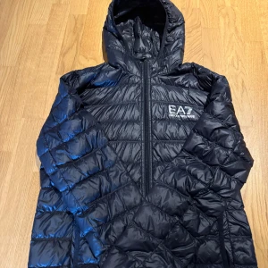 EA7 jacka  - Våga ställa frågor vid funderingar 🐦‍⬛