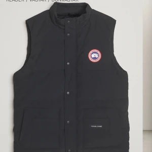 Intressekoll på Canada Goose väst - INTRESSEKOLL på min svarta dunväst från Canada Goose med hög krage, tryckknappar framtill och två stora fickor. Klassisk logga på bröstet och stilren design som håller dig varm. Perfekt för lager-på-lager och snygg till både hoodie och t-shirt.