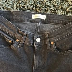 lågmidjade Perfect Jeans - Ett par Ginatricot Perfect Jeans. De är i storlek 36/S och lågmidjade och flare/bootcut. Jag säljer dem i med att de är för långa och för små för mig (jag är 160). Smått slitage i ben öppningen men ingenting som märks vid användning. Se bild 4. Originalpris ca 400-500 kr men priset är VÄLDIGT diskuterbart då jag vill bli av med dem!!🙏🙏🙏