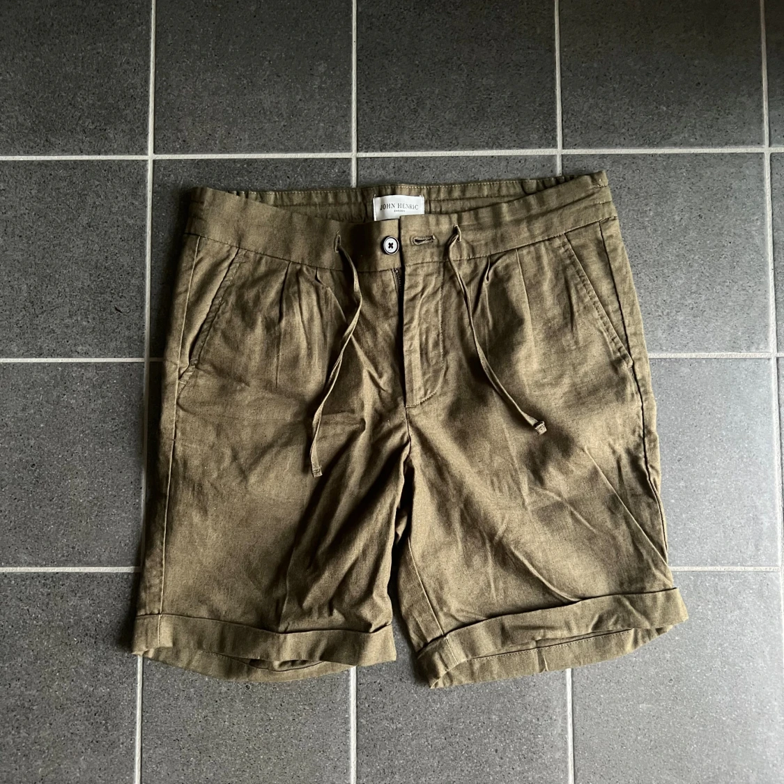 Olivgröna shorts från John Henric