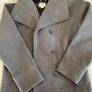 Grå Gina kappa - En fin varm kappa från Gina, använd väldigt få gånger så den är i väldigt bra skick. Storlek 158/164 och passar mig som vanligtvis har xs/s 