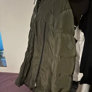 Olivgrön dunjacka från Moncler - Säljer en olivgrön dunjacka från Moncler väldigt bra skick och den är för stor för mig därför jag säljer den 