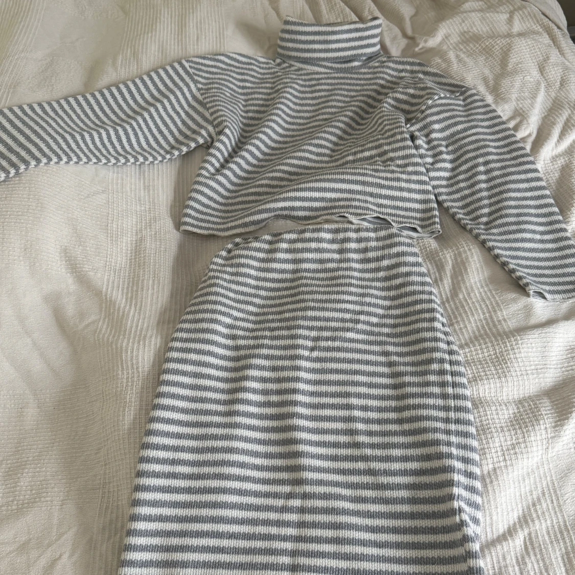 Randig stickad set i grått och vitt