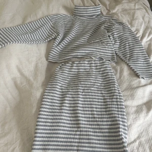 Randig stickad set i grått och vitt - Randigt set - croppad polotröja och kjol. Bra skick.