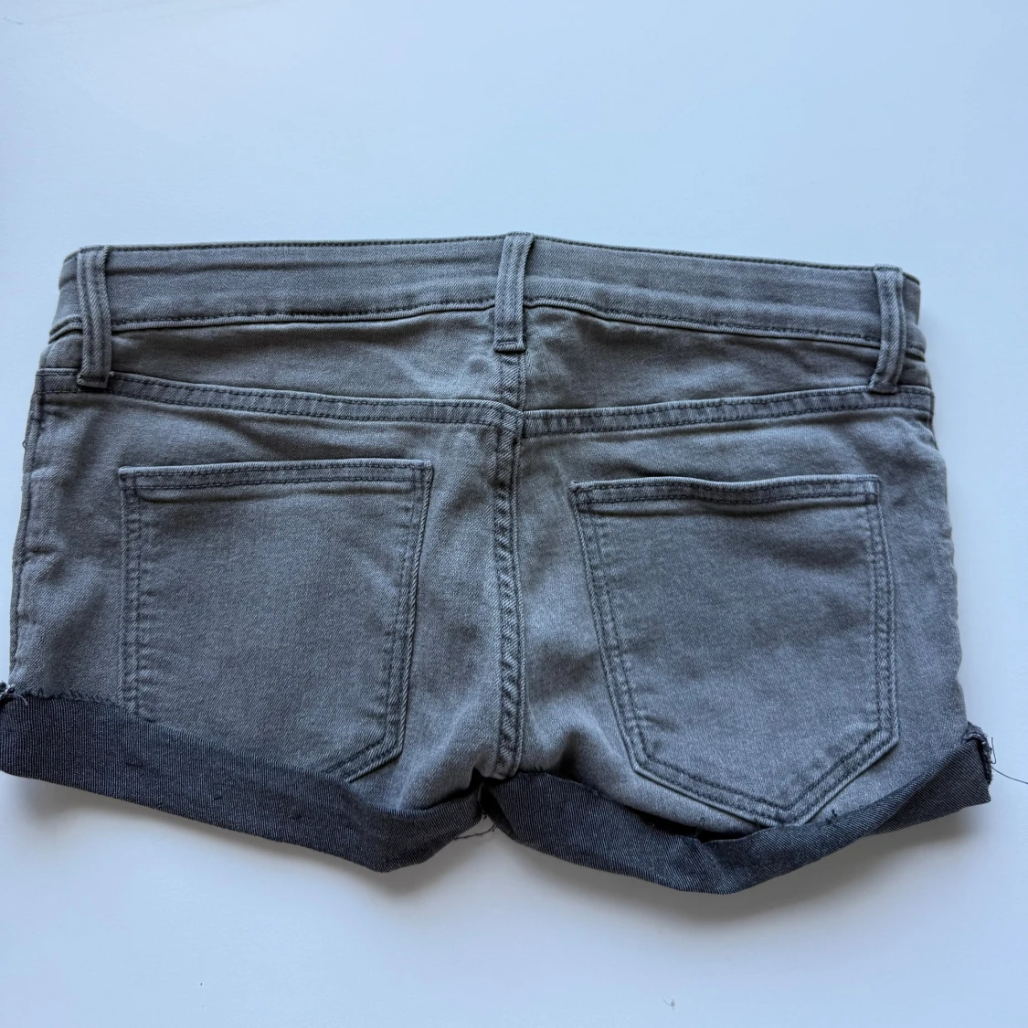 Grå jeansshorts - 1