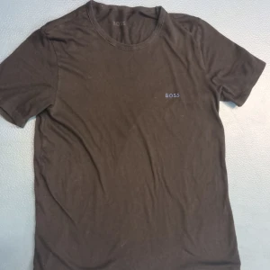 Svagt hugo boss t shirt - Svart hugo boss t shirt från booztlet storlek S använd några gånger