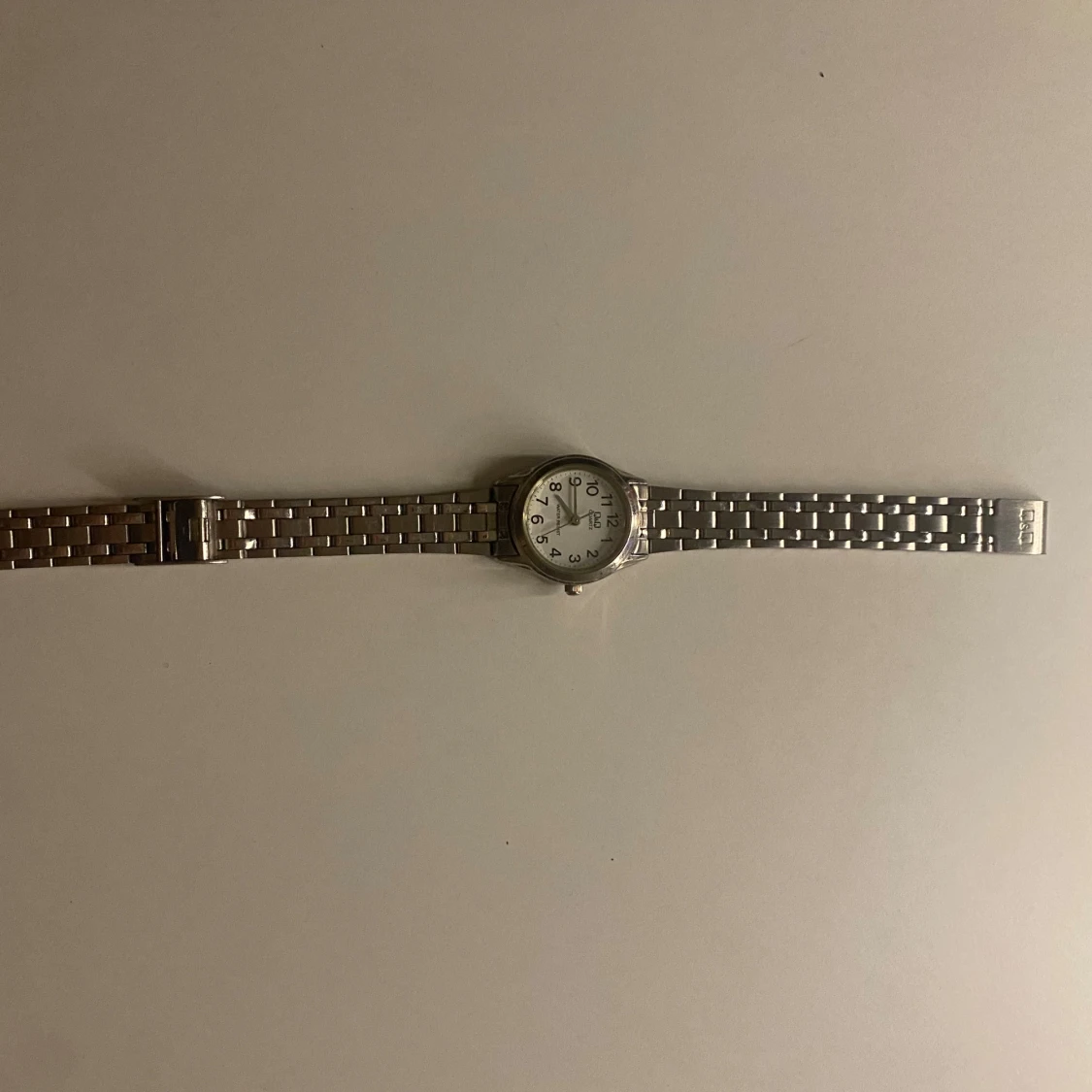 Klassisk silverfärgad Q&Q klocka - 1