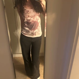 Rosa paljett-topp från Soyaconcept - Säljer en ljusrosa linnetopp från Soyaconcept med glittriga paljetter och abstrakt mönster i rosa och vinröda toner. Toppen är ärmlös med rund halsringning och har en figurnära passform. Materialet är en mix av viskos och polyester.