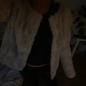 Beige jacka - Jättefin mjuk beige jacka från vero Moda i storlek S. Den har knappar så man kan stänga den och jag säljer då den inte kommer till användning längre 🤍