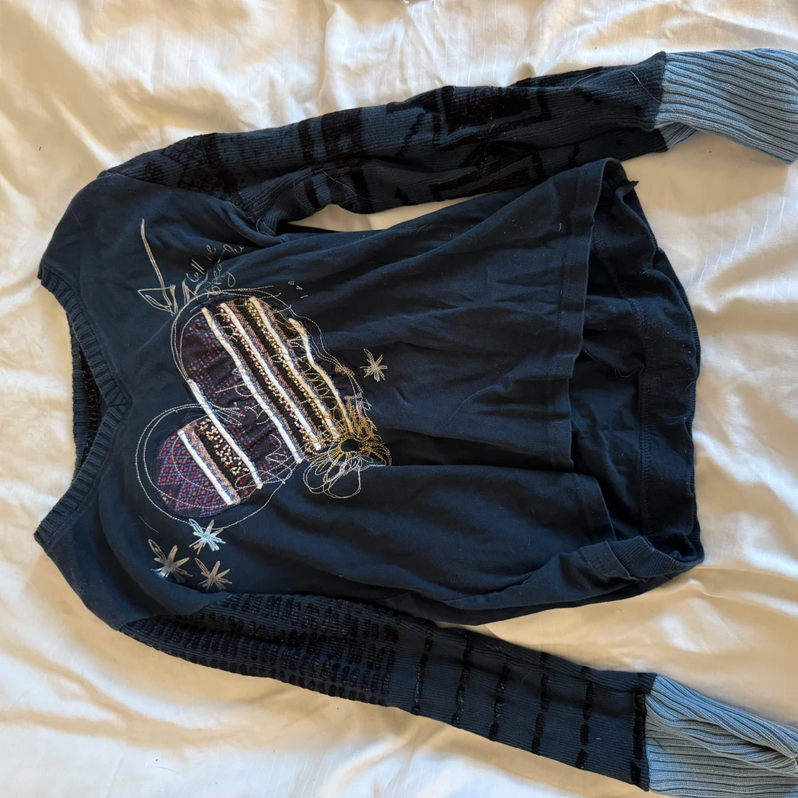 Svart långärmad tröja med broderi - 1