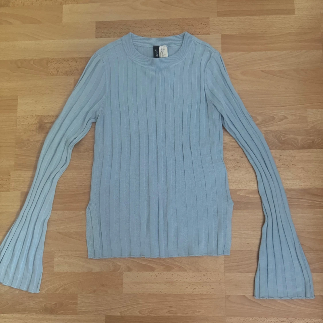 Ljusblå ribbad stickad tröja Divided