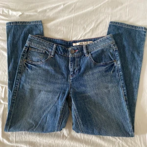 Blå jeans från DKNY Jeans, stl 8 - Snygga blå jeans från DKNY Jeans med detaljer på bakfickorna. Jeansen har normal passform och är raka i benen. Strl 8 (skulle säga att de nog passar som en M/L). Fraktar gärna tillsammans med andra plagg.