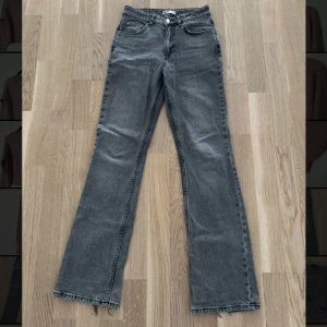 Full length flare jeans, Gina Tricot, Grey Wash - Säljer dessa snygga gråa jeans från Gina Tricot i modellen full length flare jeans. Jeansen är i mycket bra skick👌 utöver lite slitage på änden av byxkanten (se sista bild)💕Jensen är helt slutsålda på hemsidan 