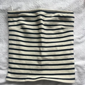 Randig tubtopp  - Snygg tubtopp med svarta och vita ränder. Nästintill oanvänd, storlek xs. 