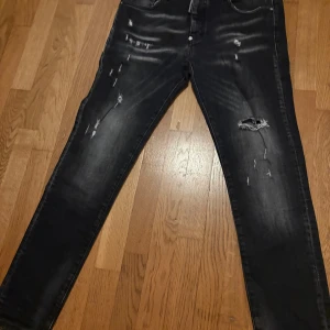 Dsquared2 jeans - Hej jag säljer ett par svarta dsquared2 jeans som är jätte fina och jätte bekvämma. Skicket på jeansen är mycket bra använda bara några gånger och inga märken på dem. Storleken på jeansen är 48