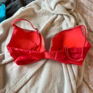  Victoria's Secret - Fin bh ifrån Victoria secret i storlek 32D skulle säga att den sitter som en 75D