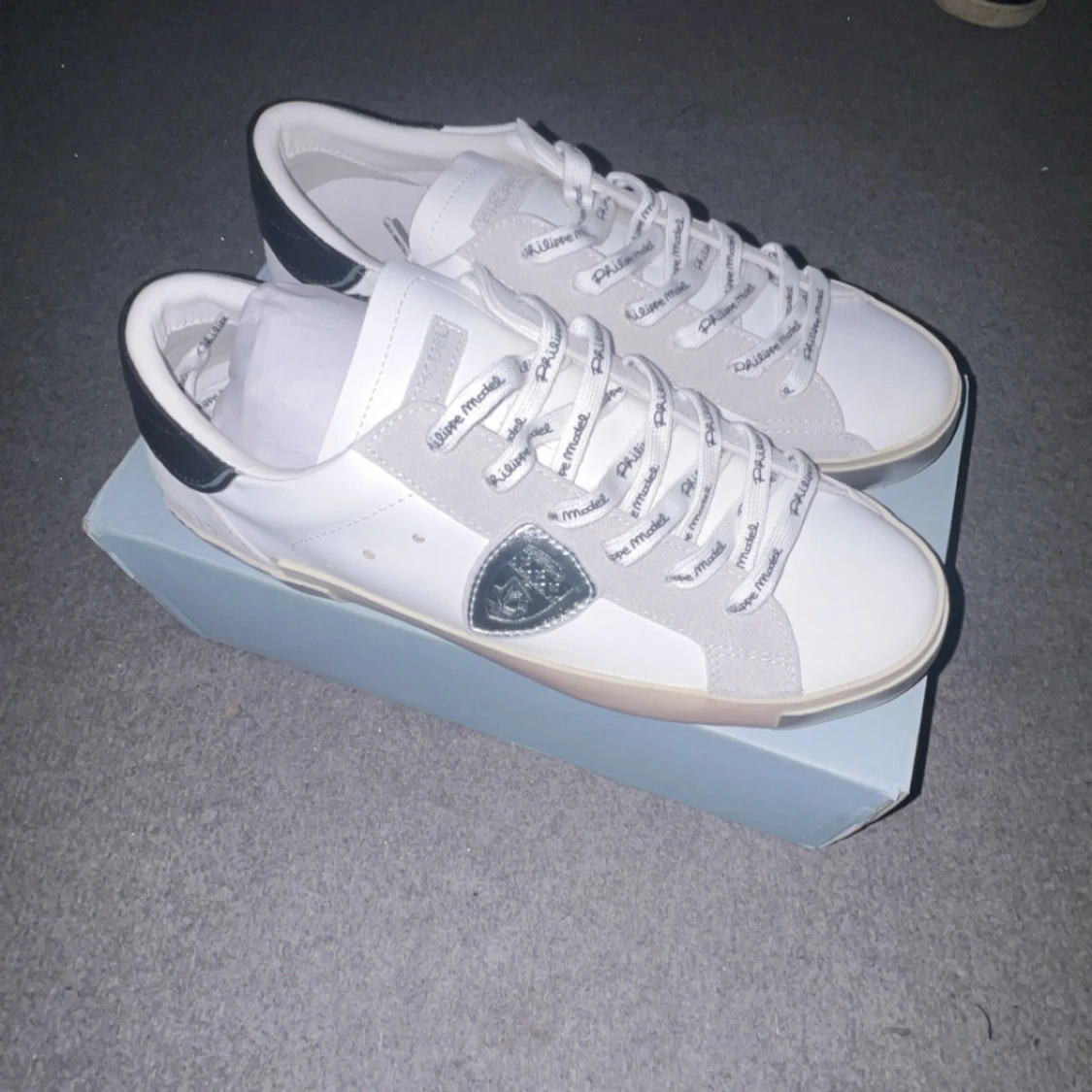 Philippe Model vita sneakers med grå detaljer - 2