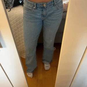 Ljusblå raka jeans från Pull&Bear - Säljer ett par ljusblå jeans från Pull&Bear i storlek 38. Jeansen har rak passform, klassisk femficksdesign och normal midja. Tillverkade i jeansmaterial med snygga kontrastsömmar. Perfekta för en chill och stilren look.