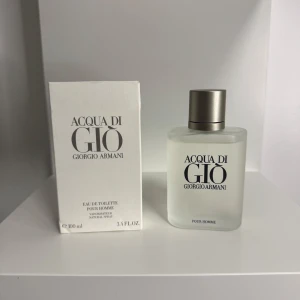 Acqua di Giò Pour Homme 100ml - Fräsch och ikonisk herrparfym från Giorgio Armani, Acqua di Giò Pour Homme. Flaskan är matt glas med silverfärgad kork och stilren design. Doften är lätt, aquatisk och citrusfräsch – perfekt för dig som gillar klassiska och fräscha parfymer.