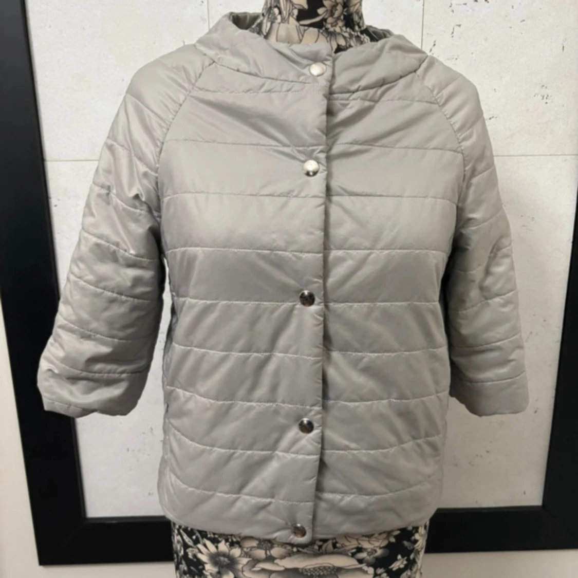 Ljusgrå trekvartsärmad jacka - 2