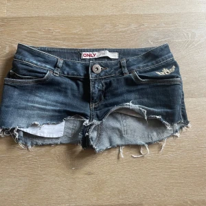 Mörkblå jeansshorts från ONLY - Ett par mörkblå från only💕pris går att diskutera