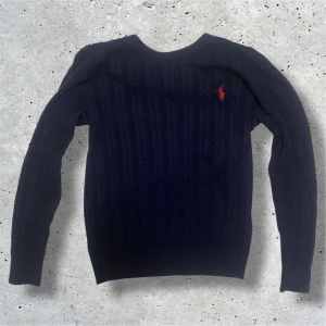 Ralph Lauren crewneck - Säljer denna marinblåa Ralph Lauren crewneck i stl L men passar mer som M/S. Tröjan är i mycket fint skick utan några defekter. Hör av er vid frågor, pris är diskutertbart!