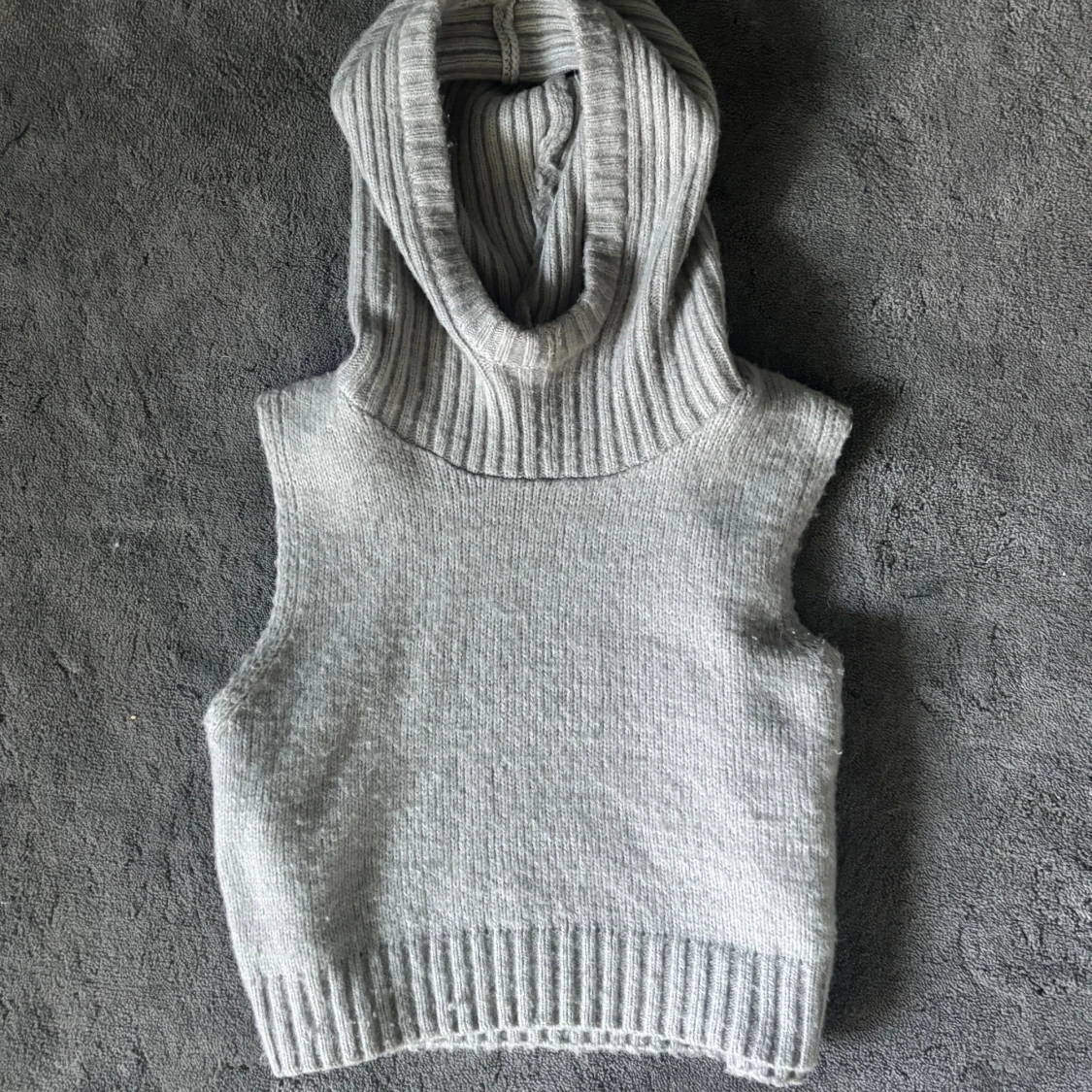 Ljusgrå stickad sleevless hoodie