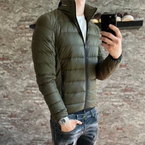 Woolrich jacka - Mycket fint skick, inga defekter. Storlek 48/S passar dig som är mellan 175-185cm. Nypris ca 4000kr. Modellen är 185 cm, 79 kg. Passar bra nu till höst/vinter. Skriv för mer information!🤝