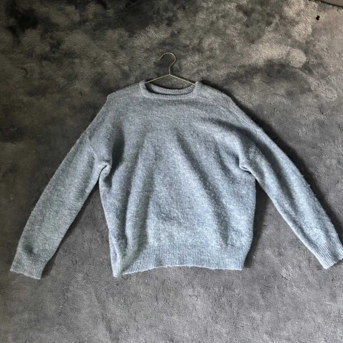 Ljusblå stickad tröja i alpackaull - 1