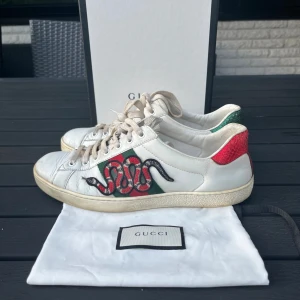 Gucci ace - Tjena, säljer nu dessa riktigt snygga och populära Gucci ace skorna, de är i använt skick som visas på bilderna men har liv kvar i sig, box och dustbag ingår, Uk 8/ 42/43, hör av er vid frågor och funderingar🙌🤝