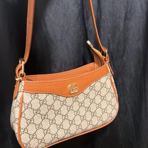 Väska  - Jätte fin väska som jag använt en del men ändå jätte fint skick, som ni ser på sista bilder har de lossnat lite på märket annars jätte fin! Köpt utomlands 🩷 skicka för frågor eller fler bilder 