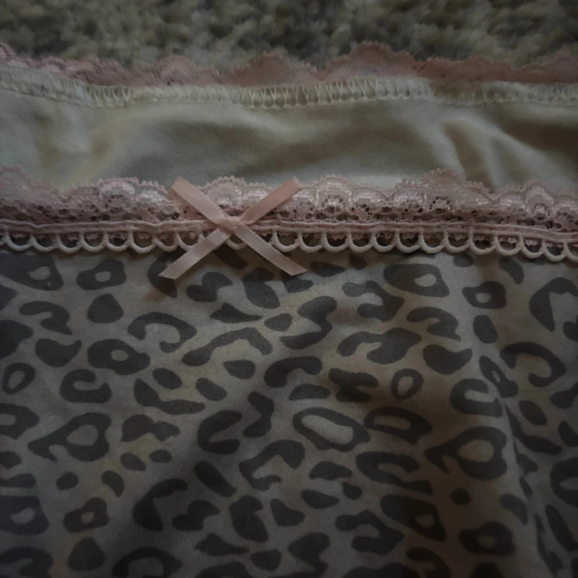 Leopardmönstrad linnetopp med spets - 1