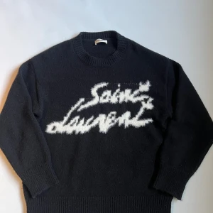 Svart Saint Laurent stickad tröja - Hej! Jag säljer min SaintLaurent tröja då den var för stor. Fick den i present för ett tag sedan, ändast tästad ett par gånger. Pris kan diskuteras! 