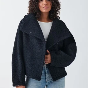 Mörkblå teddyjacka från Gina Tricot XS - Mysig mörkblå teddyjacka från Gina Tricot i storlek XS. Perfekt för höst och vinter!